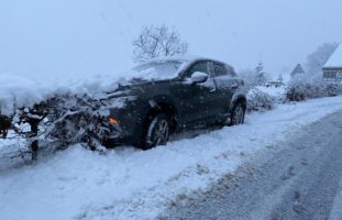 Zug - Neun Verkehrsunfälle auf schneebedeckter Strasse