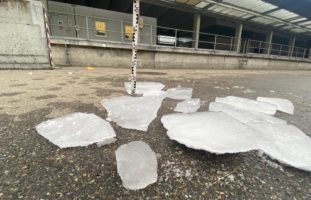 Lastwagen mit gefährlichen Eisplatten und Schneedecke unterwegs