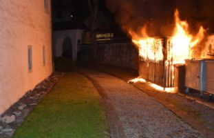 Brand in einem Abfallunterstand in Stans