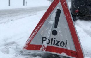 Unfall zwischen Auto und Schneepflug in Rheinfelden