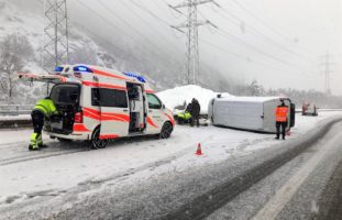 Autobahn A13, Chur GR - Lieferwagen kippt auf die Seite