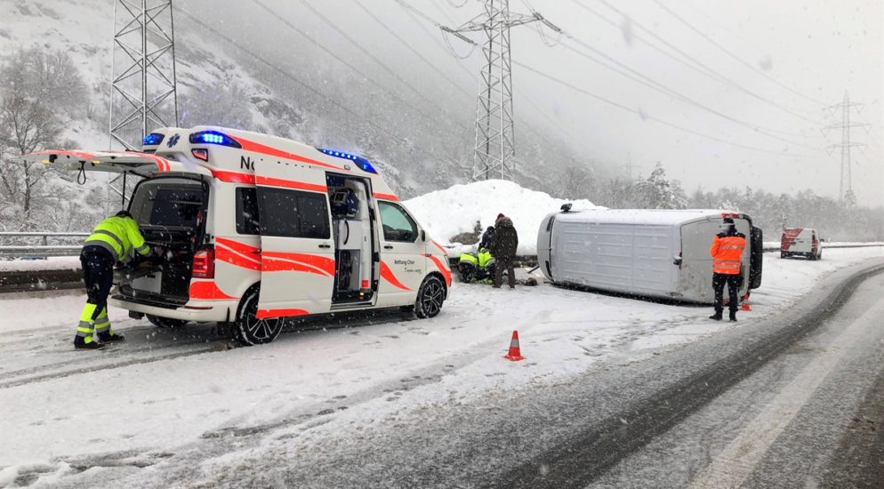 Autobahn A13, Chur GR - Lieferwagen kippt auf die Seite