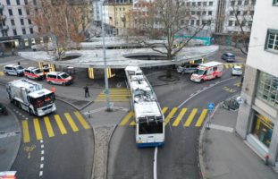 Zürich: VBZ-Bus kracht beim Limmatplatz in Haltestelle