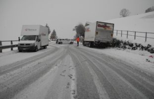 Schwyz SZ - Starke Schneefälle führen zur Sperrung der A4 und zu Unfällen