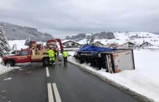 Unfall Schwyzerbrugg: Sattelschlepper kippt auf die Seite