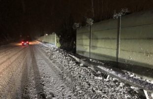 Lastwagen kracht in Lärmschutzwand und flüchtet