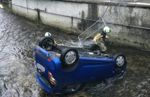 Lotzwil BE: Auto landet bei Selbstunfall in Bach