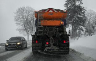 Trotz Schnee überholt und verunfallt