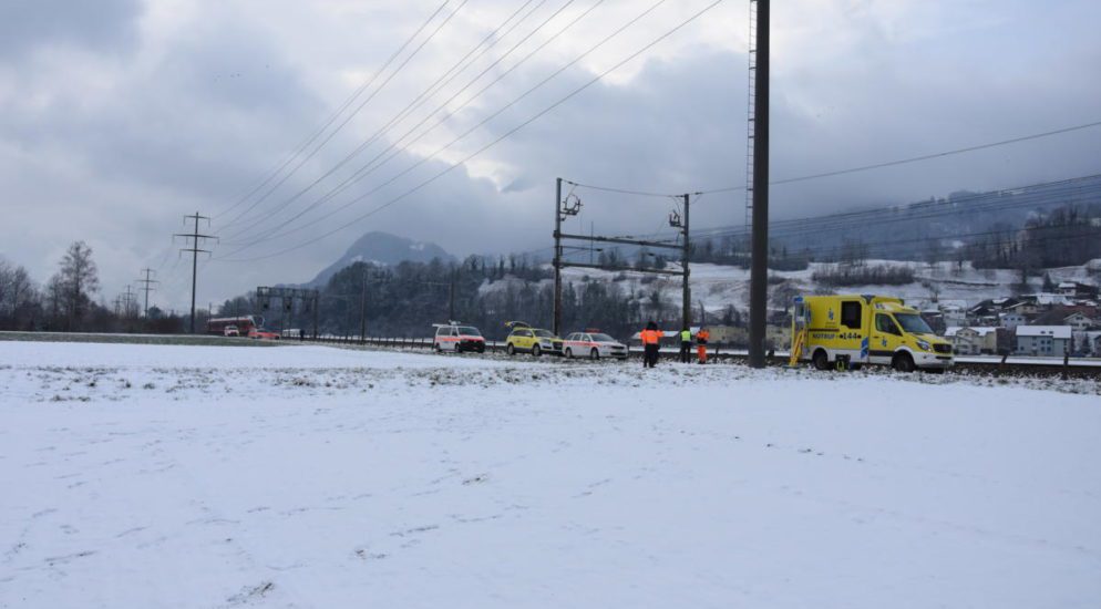 Mann in Weite SG von Zug erfasst und schwer verletzt