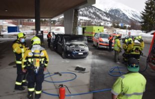 Feuerwehr löscht Fahrzeugbrand bei einer Tankstelle in Samedan