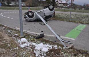 Auto landet bei Unfall in Nennigkofen auf Dach