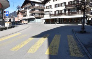 Unfall zwischen Auto und zwei Fussgängerinnen in Klosters GR