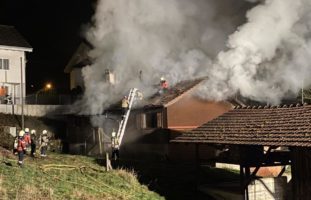 Feuerwehreinsatz in Laufen: Einfamilienhaus in Flammen