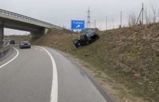 Füllinsdorf - Autolenkerin kollidiert mit Böschung und Signalträger