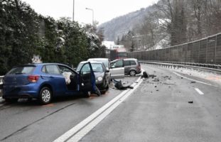 vier beteiligten Personenwagen