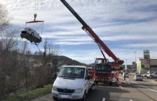 Auto rollt nach Unfall in Gelterkinden in Bachbett der Ergolz