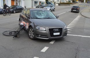 Heiden: E-Bikelenker nach Kollision mit Auto verletzt