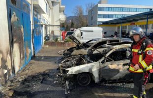 Aesch BL - Zwei parkierte Autos in Flammen aufgegangen