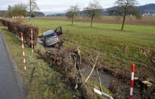 Autounfall Langnau bei Reiden LU: BMW landet im Huebbach