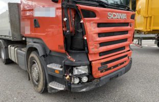 Schöftland AG: Verkehrsunfall zwischen Auto und LKW