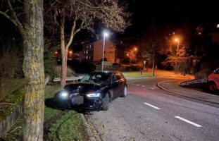 Unfall Döttingen AG - 22-Jähriger verliert Kontrolle über Auto