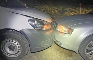 Frontalkollision zwischen Lieferwagen und Auto in Pfyn