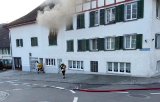 Starke Rauchentwicklung aus Einzimmerwohnung in Aadorf