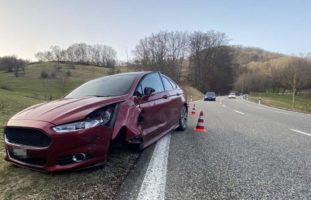 Sekundenschlaf am Steuer: Unfall in Küttigen