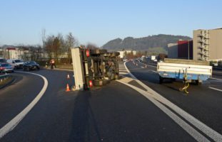 Autobahn A2, Dagmersellen LU: Lieferwagen verunfallt