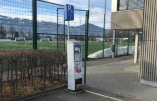 Mit Parkautomaten kollidiert