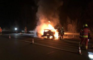 Auto gerät auf A13 / Buchs SG in Vollbrand