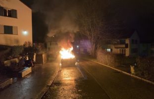 Zürich-Nord: Auto komplett ausgebrannt