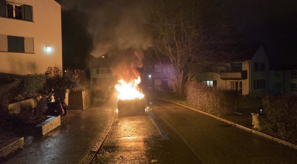 Zürich-Nord: Auto komplett ausgebrannt