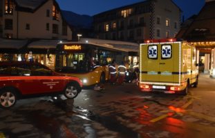 Lenzerheide GR - Kollision zwischen Postauto und Fussgängerin