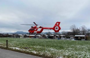 Fussgänger bei Unfall in Zug schwer verletzt