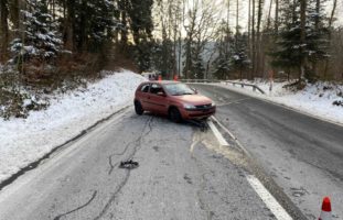 Baar: Lenkerin bei Selbstunfall verletzt