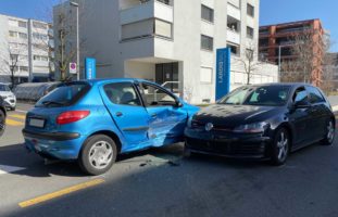 Stadt Zug: Heftiger Unfall nach Abbiegemanöver