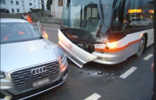 Schattdorf UR - Audi kracht in Linienbus