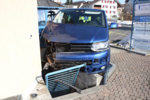 Bei Unfall in St. Gallenkappel SG gegen Auto und in Haus gecrasht