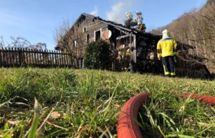 Flums SG: Mehrere hundert Jahre altes Ferienhaus in Vollbrand