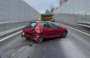 Kollision nach Überholmanöver auf der Autobahn A18 bei Muttenz