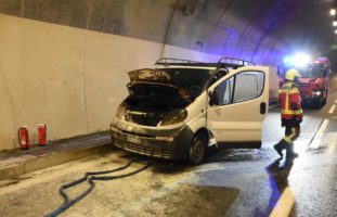 Lieferwagen im Uznabergtunnel in Flammen aufgegangen