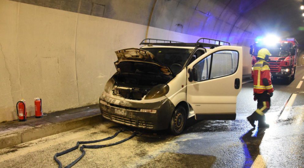 Lieferwagen im Uznabergtunnel in Flammen aufgegangen