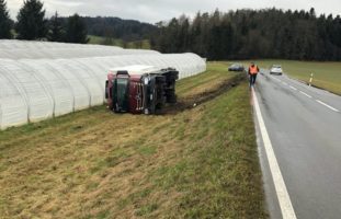 Lastwagen in Uttigen BE verunfallt