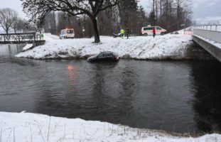 Unfall Diepoldsau SG - Auto nach Crash im Kanal gelandet