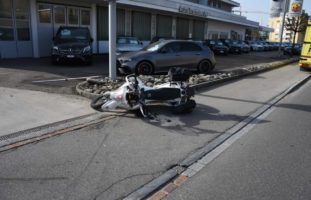 Verkehrsunfall in Rapperswil-Jona SG - Motorradfahrer prallt gegen PW