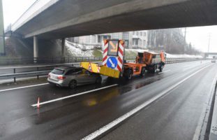 Autobahn A1 bei Wil SG: Crash mit Signalisationsanhänger