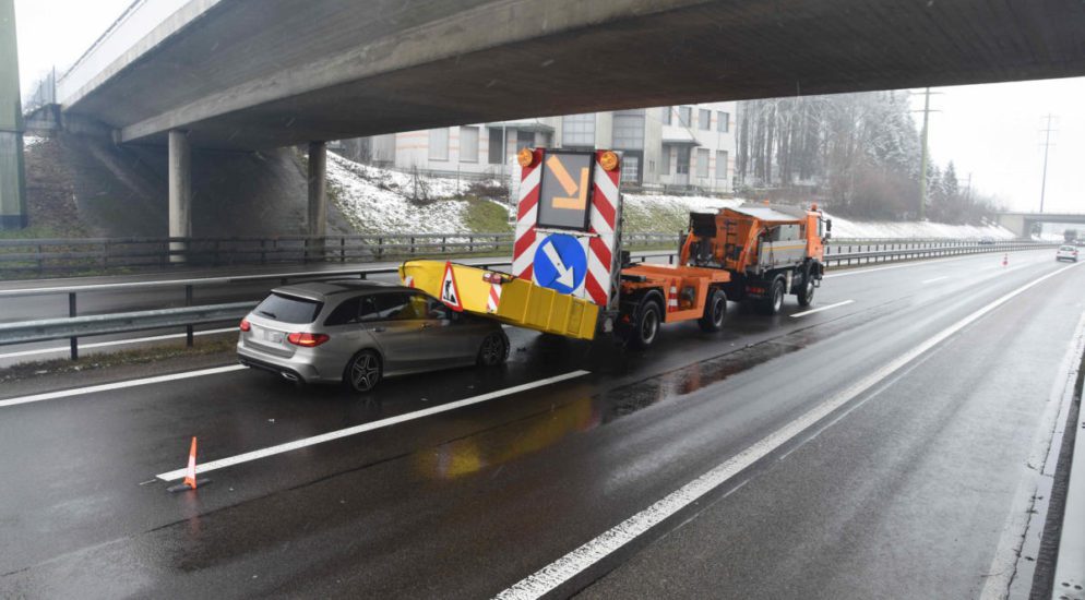 Autobahn A1 bei Wil SG: Crash mit Signalisationsanhänger