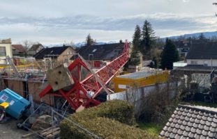 Baukran stürzt in Meilen auf Wohnhaus