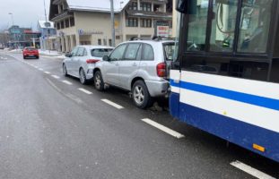 Unfall in Unterägeri ZG - Linienbus kracht in Auto